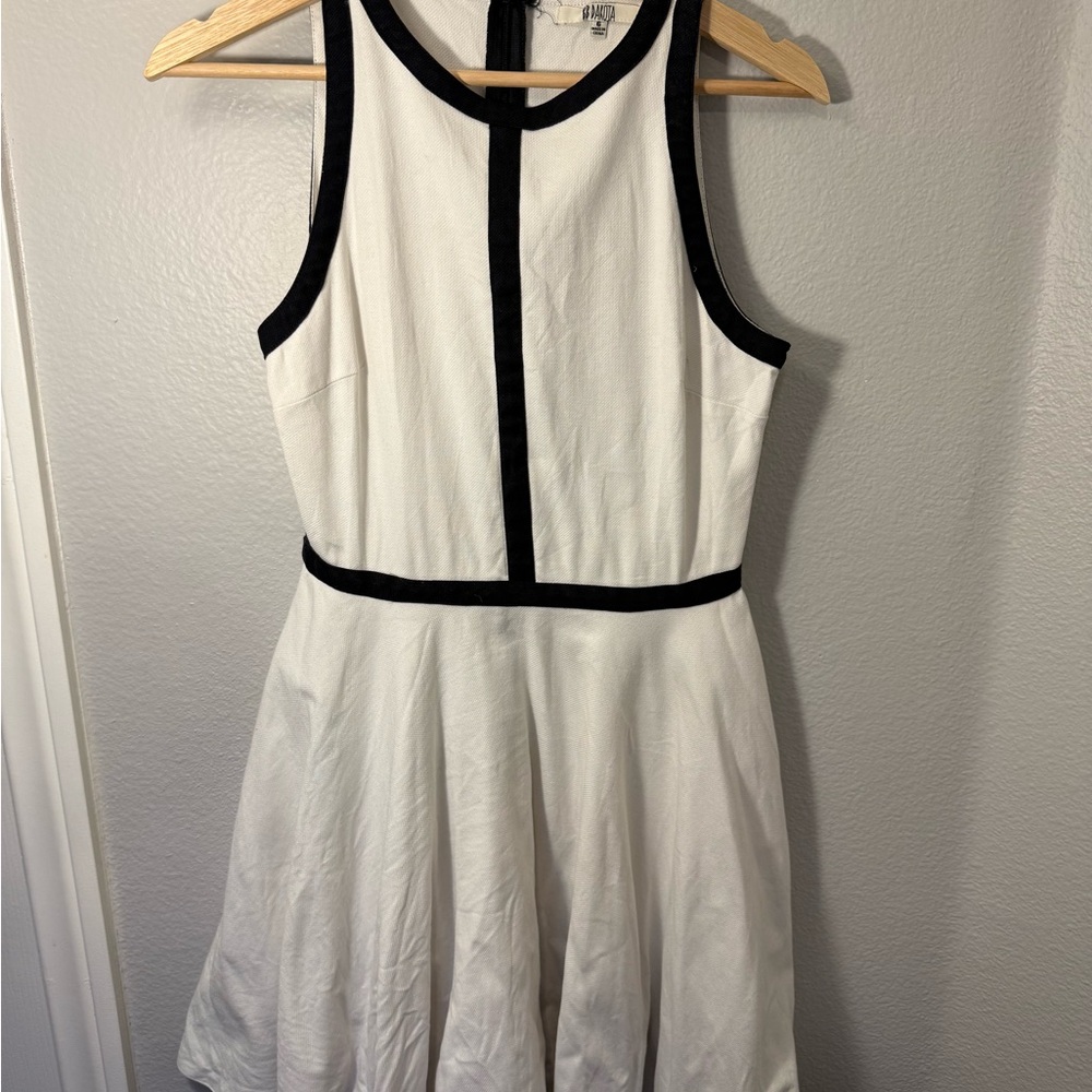 BB Dakota Linen White Dress with Black Trim - Picture 1 of 3